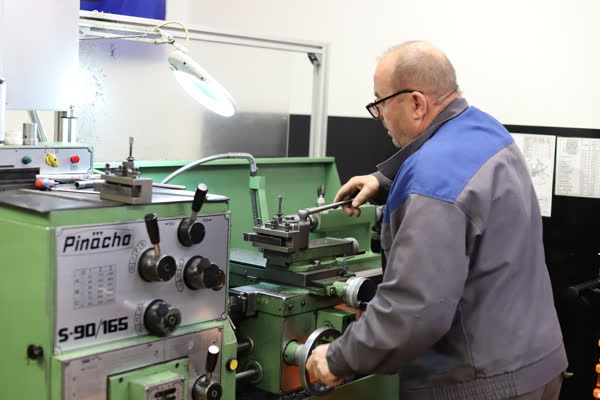 Assembling a mechanical unit in the workshop