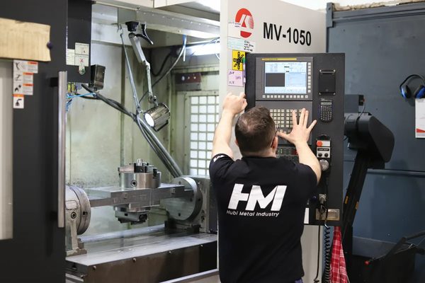 Négytengelyes befogás az MV-1050 megmunkálóközponton